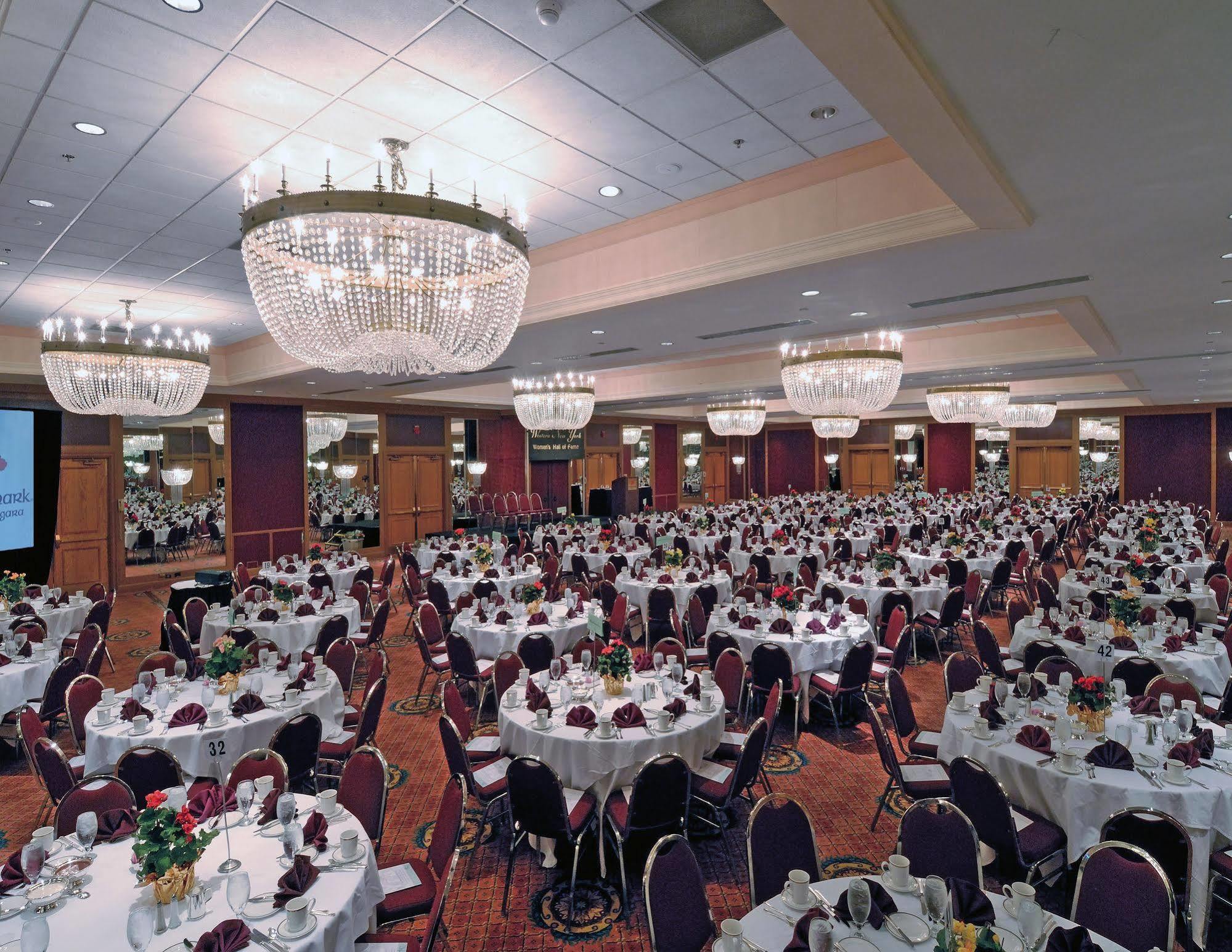 Ramada By Wyndham Buffalo Downtown Esterno foto